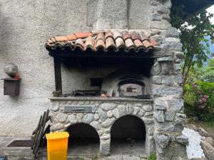 an outdoor oven in the side of a building at Chalet Corona in Giustino