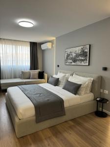 Postel nebo postele na pokoji v ubytování L’Hotel Tirana