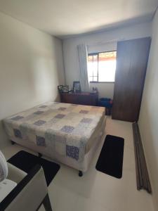Un dormitorio pequeño con una cama y una ventana. en Sítio Jaboticatubas, en Jaboticatubas