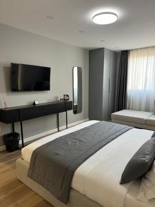 Postel nebo postele na pokoji v ubytování L’Hotel Tirana