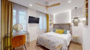 una camera con letto e TV a parete di Celenque a Madrid