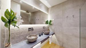 a bathroom with a vessel sink and a shower at Celenque in Madrid