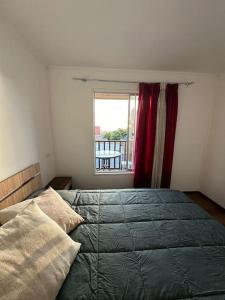 - une chambre avec un grand lit et une fenêtre dans l'établissement Cabaña de 2 habitaciones, à El Tabo