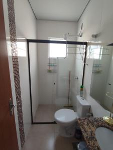 Un baño con inodoro, ducha y lavabo. en Sítio Jaboticatubas, en Jaboticatubas