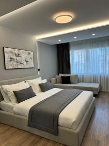 Postel nebo postele na pokoji v ubytování L’Hotel Tirana