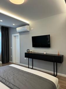 TV a/nebo společenská místnost v ubytování L’Hotel Tirana
