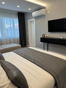 Postel nebo postele na pokoji v ubytování L’Hotel Tirana