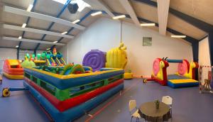 una sala giochi con molti tipi diversi di giochi di Thyborøn Cottages a Thyborøn