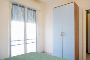1 dormitorio con cama y ventana grande en Bilocale fronte mare a Marcelli – M030, en Marcelli