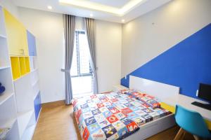 una piccola camera con letto e scrivania di Nhà riêng có 4 phòng ngủ - Kennpi Aparment a Hue