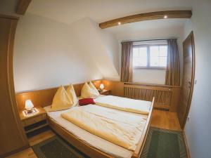 A bed or beds in a room at Appartements Macheiner