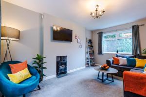 a living room with a couch and a fireplace at Poplar House- Contractor Friendly 3 Bedroom Bright Modern House with a Sofa Bed in Preston