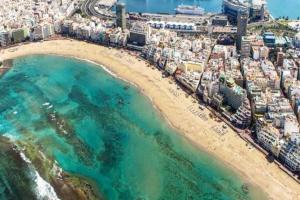 una vista aérea de la playa y del océano en Wave Properties JM16 Beach, en Las Palmas de Gran Canaria