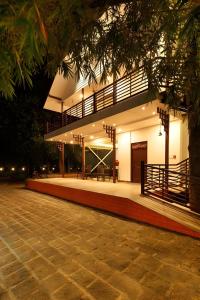 un edificio con un balcón en el lateral. en Lhasa Ayurveda and Wellness Resort - A BluSalzz Collection, Kochi, Kerala en Kochi