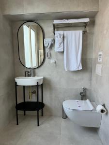 Koupelna v ubytování L’Hotel Tirana