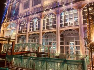 een groot gebouw met een trap ervoor bij The Emerald Hotel & Siya Milan Banquets in Muzaffarpur