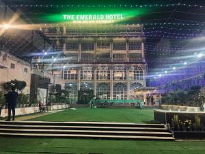 een weergave van het smaragd hotel 's nachts bij The Emerald Hotel & Siya Milan Banquets in Muzaffarpur