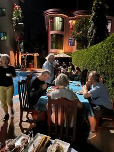 een groep mensen aan een tafel in een restaurant bij Green Mountain Hotel in Arusha