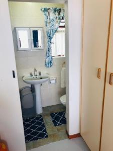 La salle de bains est pourvue d'un lavabo et de toilettes. dans l'établissement Charming retreat in Danabaai, à Mossel Bay