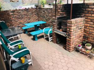 d'une terrasse avec une table, des chaises et une cheminée en briques. dans l'établissement Charming retreat in Danabaai, à Mossel Bay