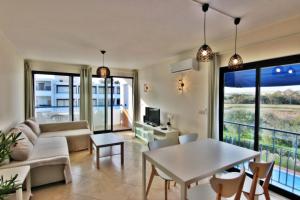 Et opholdsområde på Pé do Lago Apartment - Condominium - Pool