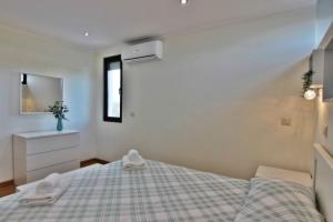 En eller flere senge i et værelse på Pé do Lago Apartment - Condominium - Pool + 8 billeder