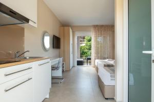 une cuisine avec un évier et un canapé dans une chambre dans l'établissement Sithonia Suites Luxury Apartments, à Nikiti