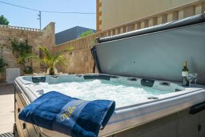 un jacuzzi con una toalla azul. en Apartments Villa Aura en Dubrovnik