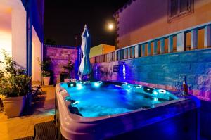 Bazén v ubytovaní Apartments Villa Aura - Adult Only alebo v jeho blízkosti