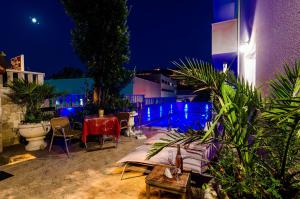 Bazén v ubytovaní Apartments Villa Aura - Adult Only alebo v jeho blízkosti