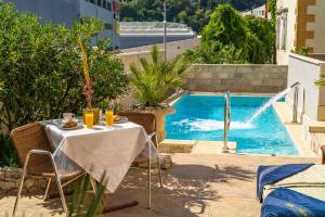 Bazén v ubytovaní Apartments Villa Aura - Adult Only alebo v jeho blízkosti