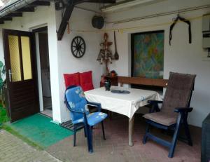 um pátio com uma mesa e cadeiras numa casa em Ferienwohnung in Plau am See em Plau am See