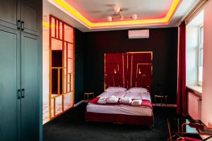 um quarto com uma cama com um arco-íris no tecto em Hotel Senator Konferencje & SPA em Starachowice