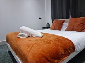 Una cama con dos toallas encima. en Captivating 2-Bed Apartment in Brentwood en Brentwood