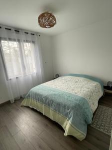 a white bedroom with a bed and a window at Maison Bijou 3 chambres à 10min de DisneyLand Paris in Chalifert