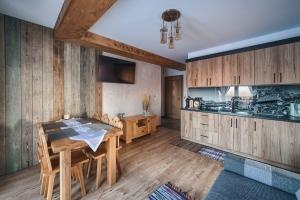 Kuchyňa alebo kuchynka v ubytovaní Willa Pasieka Apartamenty Domki