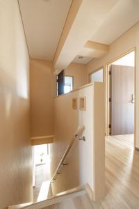 una habitación con una escalera en una casa en Fukuei Stay Tokyo, en Tokio