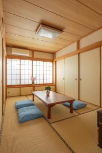 Habitación con mesa y almohadas azules en Fukuei Stay Tokyo, en Tokio