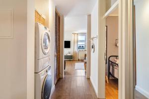 un pasillo con lavadora y secadora en un apartamento en Strandkorb, en Wilhelmshaven