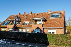 un gran edificio de ladrillo con ventanas y techo en Strandkorb, en Wilhelmshaven