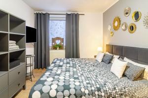 1 dormitorio con 1 cama grande y TV en Strandkorb, en Wilhelmshaven