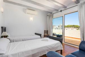een slaapkamer met twee bedden en een balkon bij Villa Aloe - PlusHolidays in Calpe +28 foto's