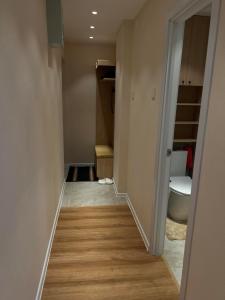 um corredor vazio com um WC num quarto em Comfy and simple apartment em Ulan Bator