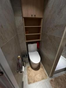 ein kleines Bad mit einem WC und einer Dusche in der Unterkunft Comfy and simple apartment in Ulaanbaatar