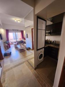een keuken en een woonkamer met een wasmachine en droger bij Appartement Patio centre Gueliz in Marrakesh
