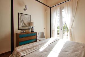 - une chambre avec un lit, une commode et une fenêtre dans l'établissement Le Domaine Saint François La Tour 3, à Ajaccio