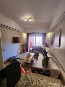 een woonkamer met een bank en een tafel bij Appartement Patio centre Gueliz in Marrakesh