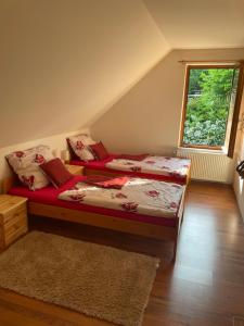 2 camas individuales en una habitación con ventana en Apartmán Beruška, en Křelovice