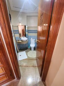 La salle de bains est pourvue de toilettes et d'un lavabo. dans l'établissement Appartement Patio centre Gueliz, à Marrakech