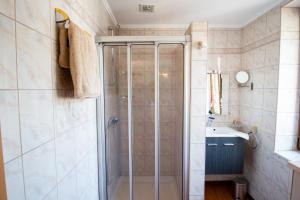 PlombièresにあるGite les bons amisのシャワーと洗面台付きのバスルーム +63枚の写真